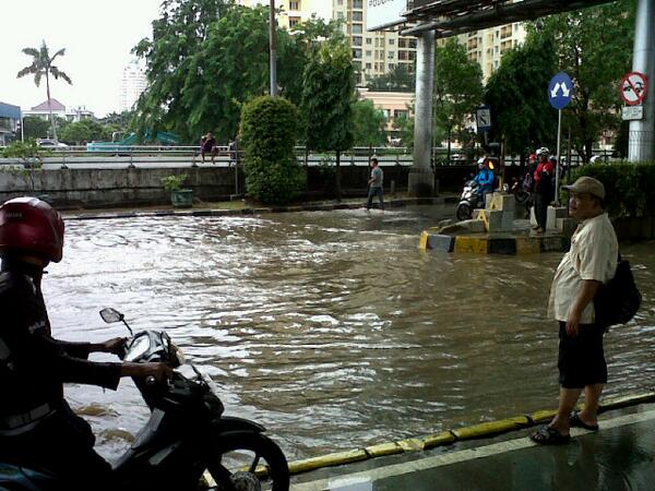 EkoApriyanto666's tweet photo. Banjir kelapa gading,arah masuk tol podomoro http://t.co/J7lb5115Qi