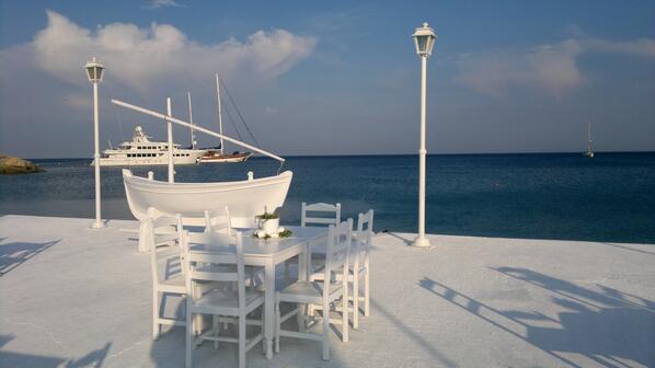 BeFreeGayTravel's tweet image. How is this for a restaurant with a view! #mykonosgems #gaytravel #iamhungry