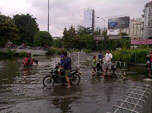 InfoDonk's tweet photo. @lewatmana foto terakhir di depan CL, Grogol http://t.co/VhaW24xEsU
