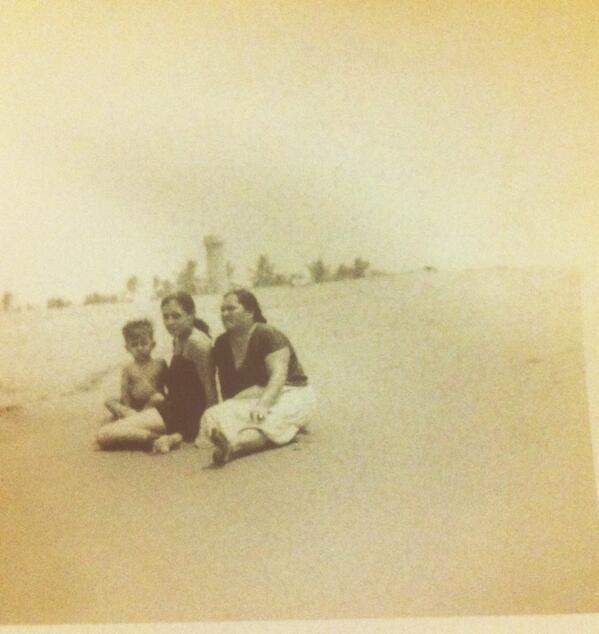 llenatdechiapas's tweet photo. Puerto Arista en 1960 al fondo en faro #Chiapas http://t.co/hQrwktyPfk