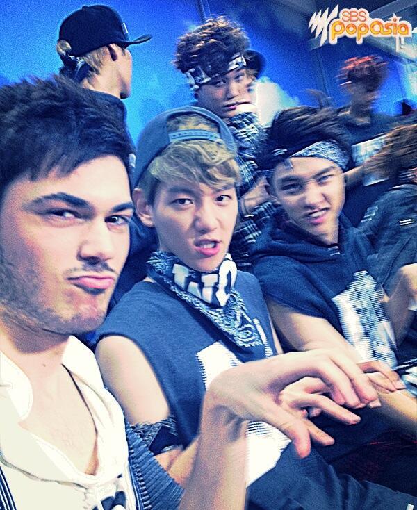 jayktweets's tweet photo. #growl with the #wolfpack it's dat #exo 
🐺🐺🐺
#sbspopasia http://t.co/8ye8Z271V0
