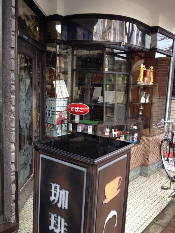 千樹本 一 Cafe 京都 静香 昔ながらという言葉が 着古したセーターのようにとても体に馴染みます 近所の馴染みのお客さんが集まる喫茶店という風情 けど どこか不思議な落ち着きと上品さ 京都弁の会話が耳に心地よい雪のようです Http T Co