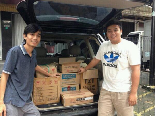 JE_Bachri's tweet image. Pendistribusian obat2an dan susu untuk korban bencana pesingan, jakbar @racjktsentral @Rotaract3410 #RotaractInAction