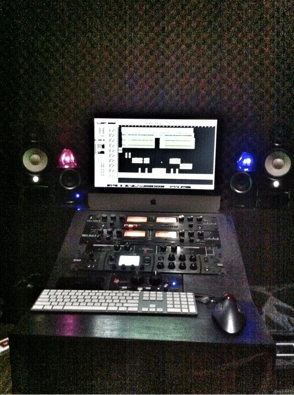 Proses pembuatan lagu baru yang berjudul "KAU" . Siapa nih yang udah gak sabar mau dengerin? ^^