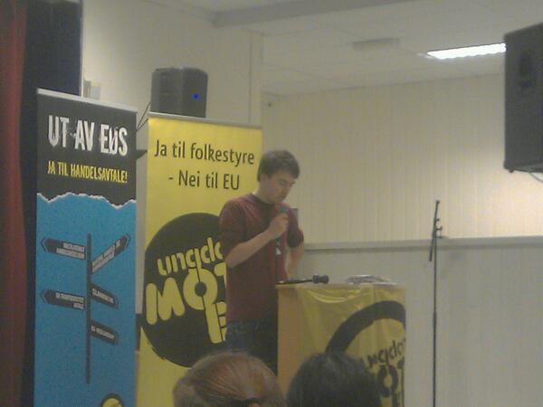 TSmEU's tweet photo. Nyvalgt leder i @UngdommotEU, @BjoernO, taler til landsmøtet. Trøndelagsbenken er fornøyd. http://t.co/oLgZUzlDc5