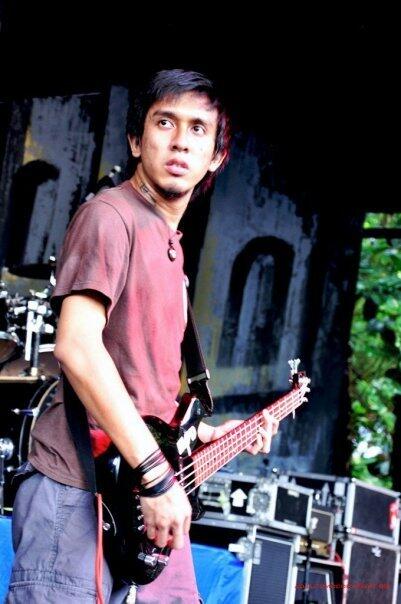 Gak fokus ngeband. Pasti ngeliatin Prisa. <a href="/TheBondans/">Bondan Arif H.</a> #2009