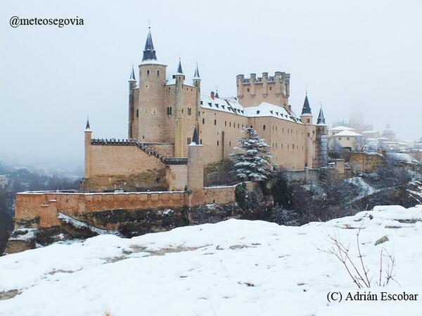 meteosegovia's tweet photo. Asi lucia el Alcázar  durante la nevada de hoy en #Segovia.. #España http://t.co/9q4xu70pyh