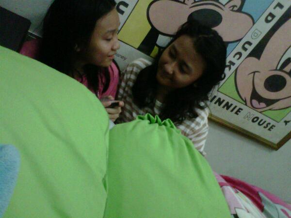 TujuHiji's tweet photo. *isi suara* kiri : emang doi udah punya pacar? | kanan : udah | kiri : ohh...kretek deh @farhany26_ @risyanwtira2 http://t.co/caMZFzfFM7