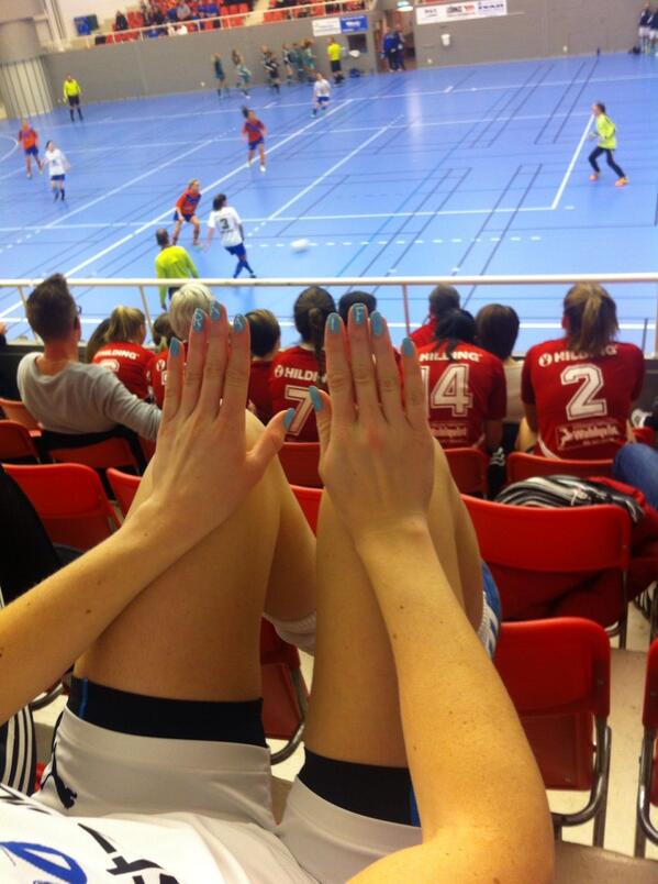 WewweSvensson's tweet photo. Vinst i första, tre timmar till nästa match. #kanonkul #rååif #hesslecupen @paulalilljo @melisccha @Therese_sven http://t.co/NCtZx0G67M