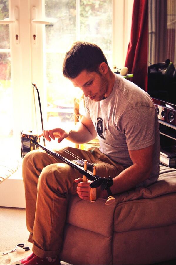 menikmusic's tweet image. #needlessons