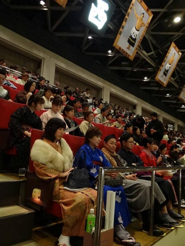sumokyokai's tweet photo. <大相撲一月場所 和装day>ダブルデビュープランの方々、お席で相撲観戦中！#sumo #kimono #waso http://t.co/6OZSf9gPXf
