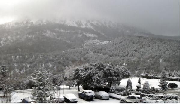 BullasMeteo's tweet photo. Los Collados de la Sagra #Granada en estos momentos bajo un manto blanco http://t.co/ZOGZLOqIjM