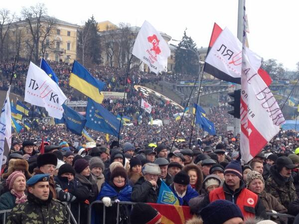 В Киеве около 200 тыс. украинцев вышли на вече против диктатуры