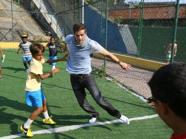 DSharmanSpain's tweet photo. Daniel en Dona Marta jugando con unos niños (2) http://t.co/lmAKnGkgmq