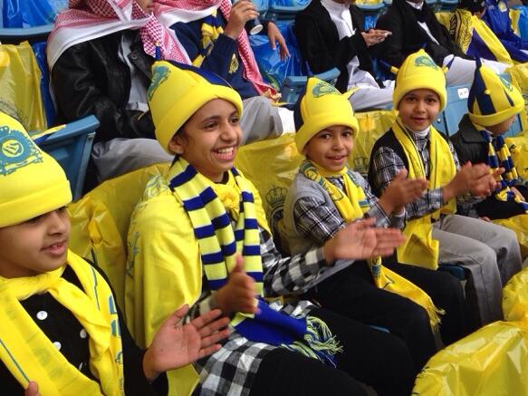 Alayat12Com's tweet photo. الي جمهور العالمي الأوفياء ومجلس الجمهور النصراوي المحترمين.
أعطوناا رايكم في هذه الصورة لأشقاء بمدرجات العالمي 💙💛💙💛 http://t.co/CsuhQi4izU