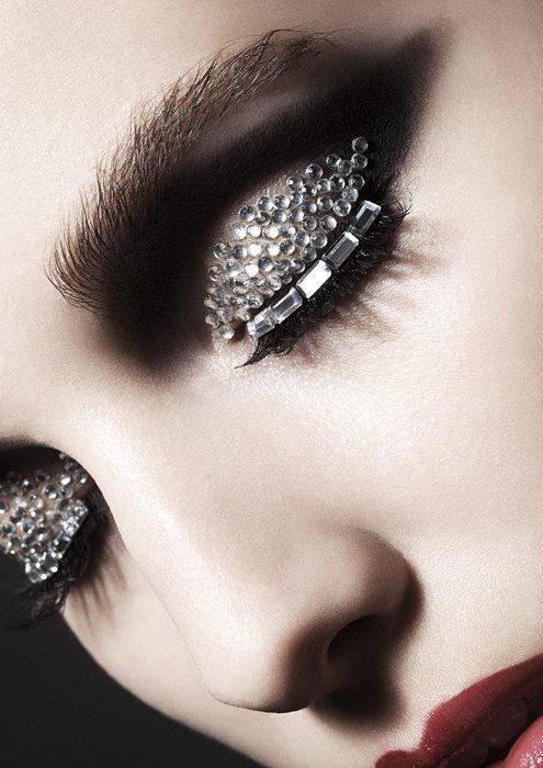 Wellnesia's tweet image. Taking eye shadow and eye liner to a whole new level!