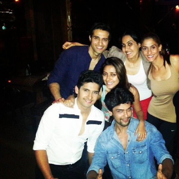 ShilpaAsFC's tweet photo. Shilpa with @KushalT2803, Pratyusha, Kamya, @_ravidubey &amp; Apurva! @Kushal_TandonFC http://t.co/3wxOrKmwtR
