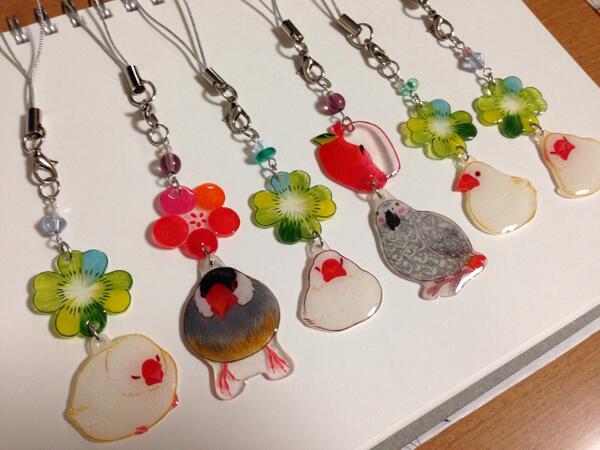 2er0bird's tweet photo. こんな感じで、プラ板ストラップばりばり作ってたよー*\(^o^)/* 文鳥たちとヨウム。 #神戸花鳥園まつり http://t.co/ODZzFnJ6qL