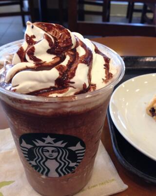 superurawaza's tweet photo. 【スタバでの裏技】
☆ゴディバフラペチーノ☆

①バニラクリームフラペチーノをモカシロップに変更
②チョコソース、ヘーゼルナッツシロップ、チョコチップを追加
③エキストラホイップ（無料）にする https://t.co/hIy6VzFO0K