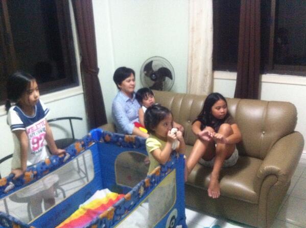 albertojrnaron's tweet photo. Watching "around the world in eighty days" #familymoment http://t.co/NQGBRY0eDj