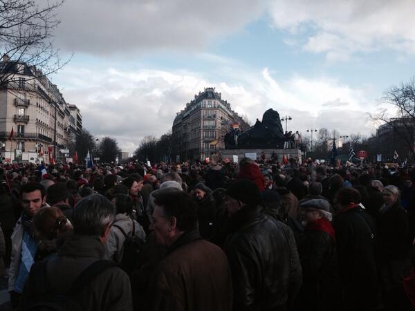 eulalie75's tweet photo. Au rendez-vous de la marche pour la vie place Denfert Rochereau #MPLV2014 http://t.co/tz9HsiyMBZ