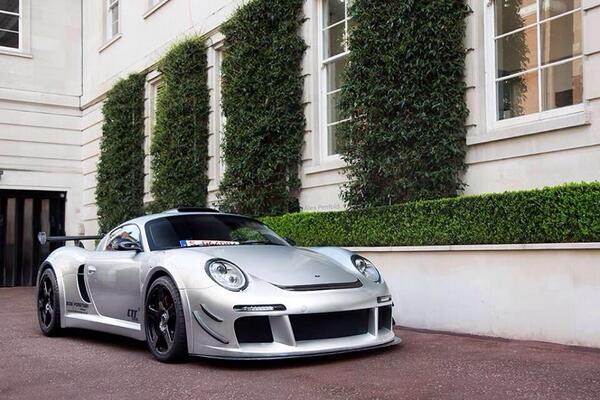 【CTR3 Clubsport (RUF)】
独自のポルシェを開発•生産することを目的としたルーフ社。911をベースに完全新設計のボディを採用。最高速380km/hと圧倒的な性能を誇る。
《排気》3.7L
《価格》9240万円