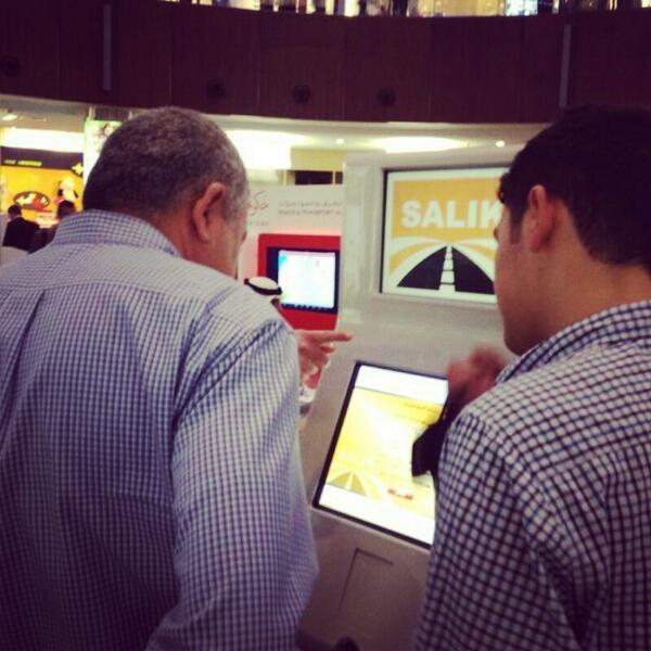 rta_dubai's tweet photo. بدء المتعاملين باستخدام إحدى خدمات الهيئة الذكية خلال فعاليات أسبوع المتعاملين في #دبي_مول. #دبي #RTA #CustomersWeek http://t.co/PSAWRatmzu