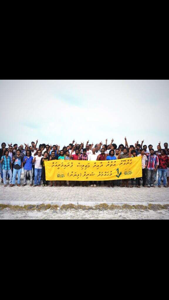tckokko's tweet photo. #HenveyruUthuru dhaairaa a Mohamed Shareef with youths @ShareefLhiyanu @MDPSecretariat @tcbath @Bunko666 @PainDave http://t.co/dmhCIpv1u6