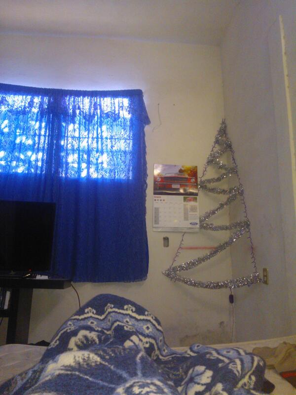 CrunkTorres's tweet photo. Domingo 8 a.m.Al fin me toco descanzar y, pa empezar hay que quitar el pino http://t.co/wKv67cSLig
