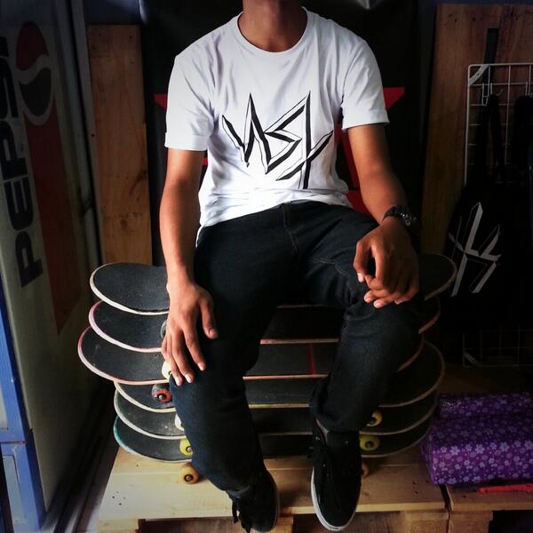 <a href="/UNDERESTIMATE33/">UNDERESTIMATE Cloth</a> T-shirt Logo #newstuff