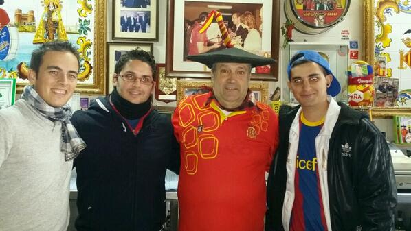 CasterrW's tweet photo. @kike88fr @carloslirico  Con Don Manolo el del bombo http://t.co/uohikADlSr