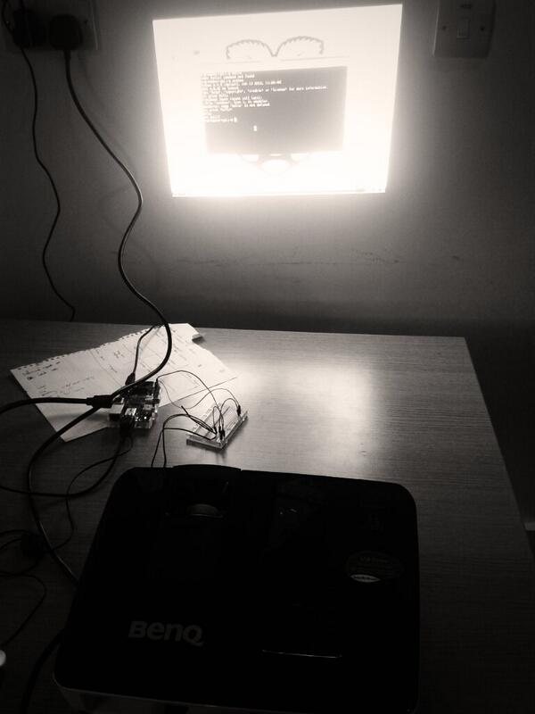 excompsci's tweet image. Ingenuity @UniofExeter  connecting a RaspberryPi to a projector whilst there is no monitor. @MyKindaCrowd  @ModMyPi
