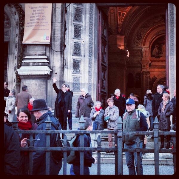 eulalie75's tweet photo. Le curé de saint François Xavier soutient la #MarchePourLaVie et fait sonner les cloches de son église #MPLV2014 http://t.co/v2aK95tHM2