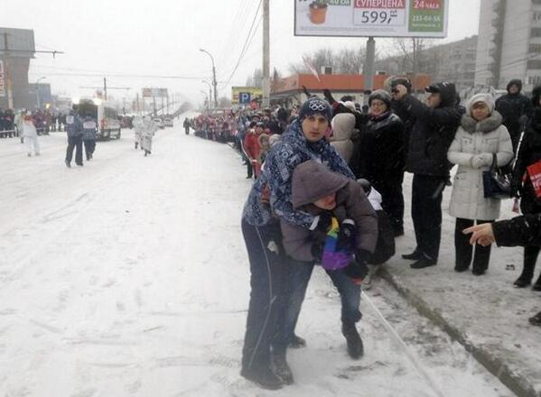 Russian protester detained for unfurling a rainbow flag during Olympic torch relay nydn.us/1bpSG7I #Sochi