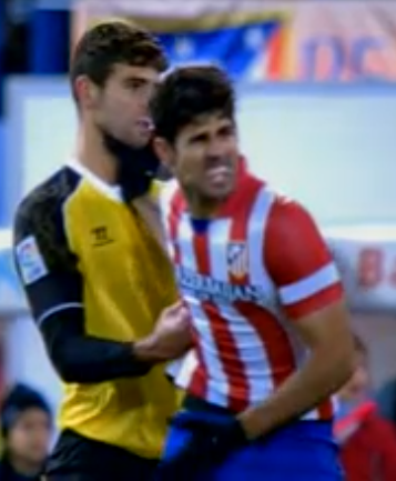 marca's tweet photo. Agarrón de Diego Costa por el cuello, puñetazo de Fazio al estómago. La batalla del Calderón http://t.co/movSntTC0v