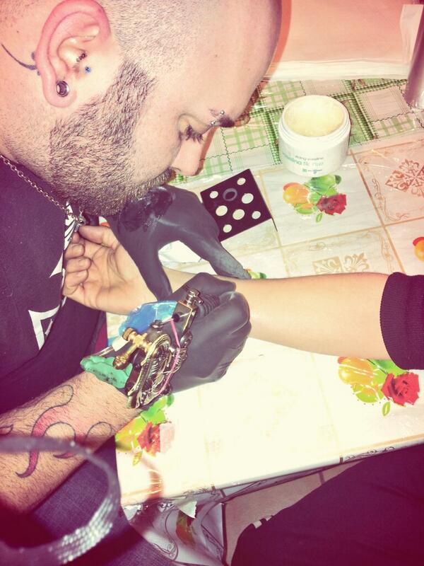 LadyPhenium's tweet photo. E stasera ripassiamo il tatuaggio!!!!!! http://t.co/pCuNwbThiG