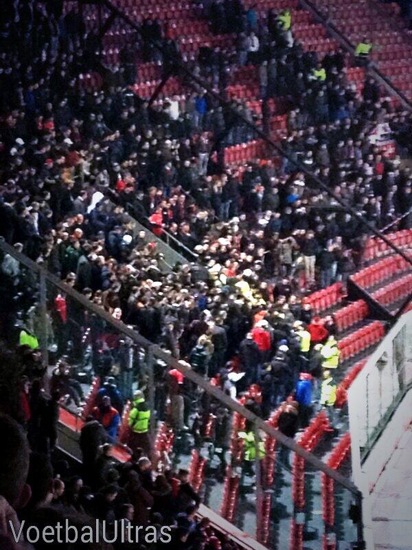 NDoelen's tweet photo. "@VoetbalUltras: Ongereldheden in het uitvak na #ajapsv. PSV supporters gaan met elkaar op de vuist. http://t.co/wiE68NvUpW" haha sukkels