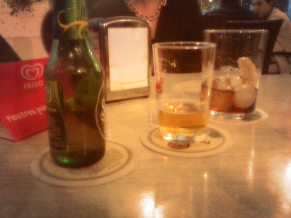 GallardoCristi's tweet photo. De cervecitas con los amigos http://t.co/FyI5h1rkJm