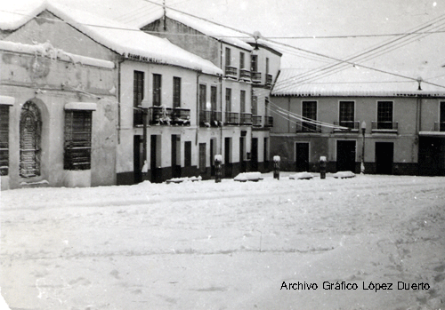 Historia_Coin's tweet photo. Nevada caída en Coín durante la noche del 2 al 3 de febrero de 1954. Vista de la plaza Escamilla. http://t.co/18LLXrQkPw