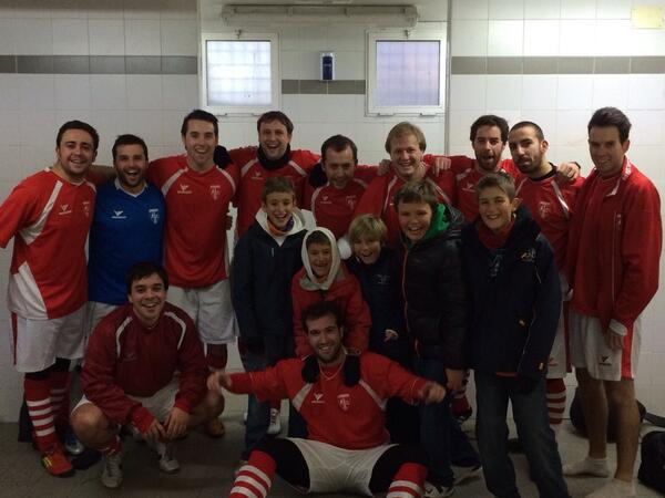 electrotrainers's tweet photo. Foto del equipo hoy junto a la joven afición que ha venido a vernos! ARRIBA ELECTROCOR! http://t.co/4TFal2KZDu