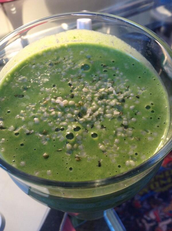 WonderWoman_Fit's tweet photo. Blend time. There's a whole lotta good in here. <3 http://t.co/Rw1v0msx9w
