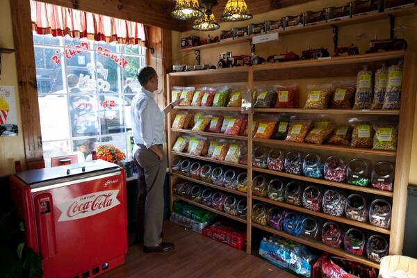 BarackObama's tweet photo. It's National Popcorn Day. What's your favorite flavor? http://t.co/Og2aj5sW5j