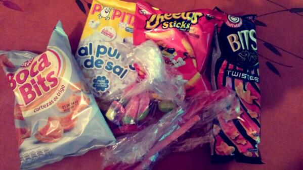 DeboraSinmas's tweet photo. Ricas chuches para ponernos gordiss de noche viendoo #Aida @jorgecasal10 ♥.♥ #chuches #ricaas http://t.co/hrkHkPHSXA