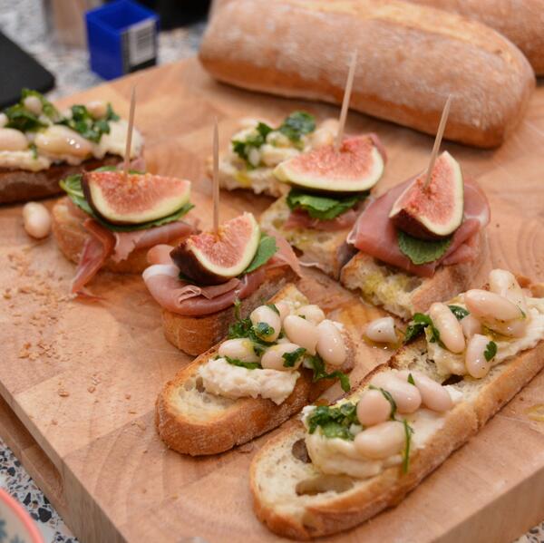 CookBookGallery's tweet photo. RT @AJHAJH Prosciutto, Mint &amp; Fig Crostini and White Bean Crostini #polpo #p32 #p36 http://t.co/7R1SwUUQWx