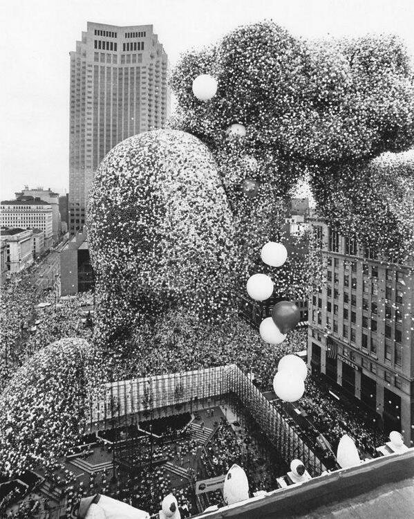 HistoryPixDaily's tweet photo. The Cleveland Balloonfest. Over 1.5 million balloons were released simultaneously, 1986. #HistoryPixDaily http://t.co/WPKNKsmikK
