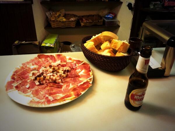 Luiso_Full85's tweet photo. Lo mejor del domingo, visita a la cantina de Fraguel Rock en Fresneda jejejj http://t.co/ok9V6xxrZP