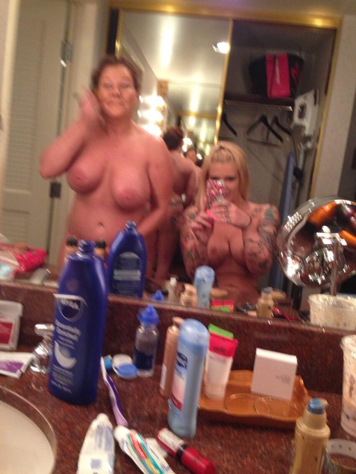 Gettin ready to get dominated by tge @KateFaucett http://t.co/6ciCzvC9yo<a class="tags" href="/tag/katefaucett">@katefaucett</a><a href="/tag/brrrr"class="tags"><span>#brrrr</span></a><a href="/tag/nipscancutglass"class="tags"><span>#nipscancutglass</span></a>