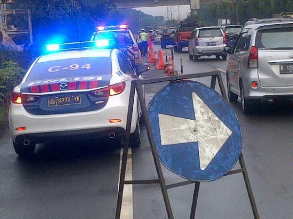 TMCPoldaMetro's tweet photo. 09:34 Jalur Sodetan di dpn Graha Simatupang selesai dibuat, Pertanian arah ke Layang Jagakarsa bisa dilintasi. http://t.co/kaCMdx4W1N