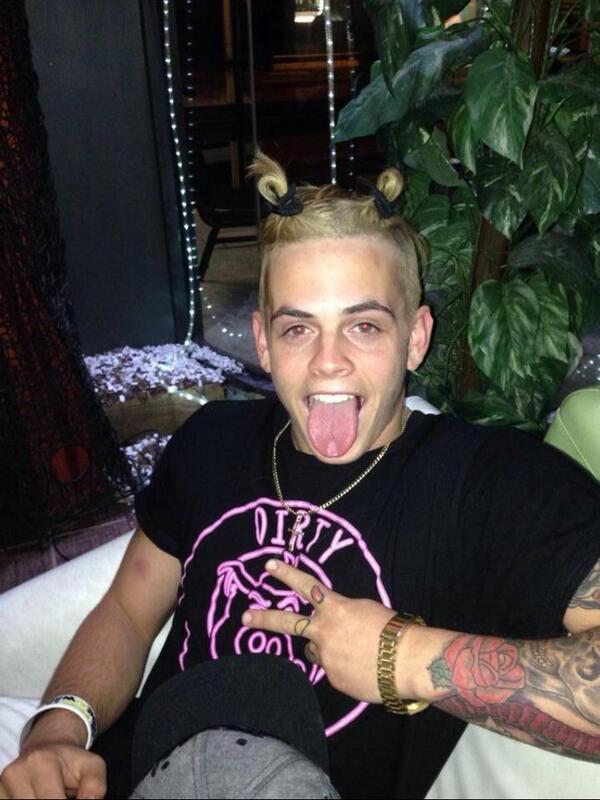minathrone's tweet photo. It's Miley Cyrus.. Wait no its just skip😘😅🙌 http://t.co/c9GLezxqRv