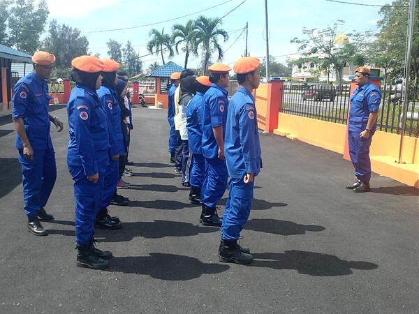 APM_Sepang's tweet photo. Latihan mingguan asas kawad kaki yg diajar olh Kpl Zaki &amp; Kpl Syairin kpd anggota jpam Sepang. @JPAMSELANGOR http://t.co/1zgxMwiiaz